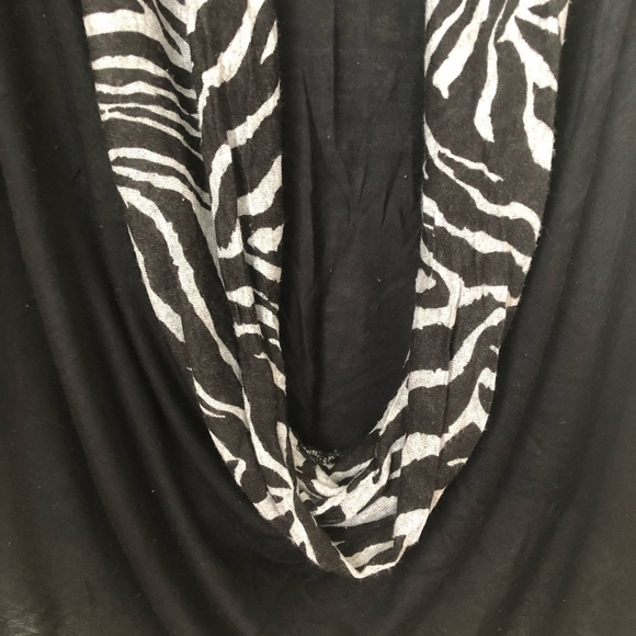 SOLD! Black Top w/ Zebra Pattern Collar, L - Picture 4 of 4
